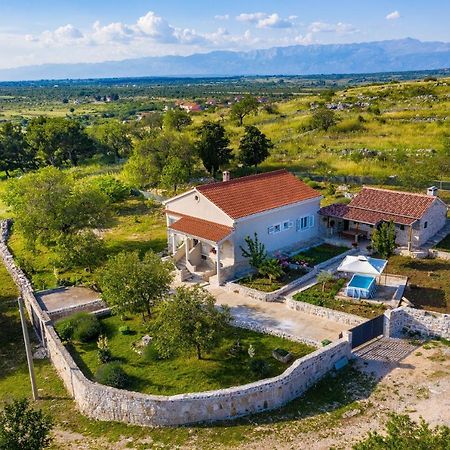 Holiday Home Ante With Beautiful Private Garden Nadin エクステリア 写真