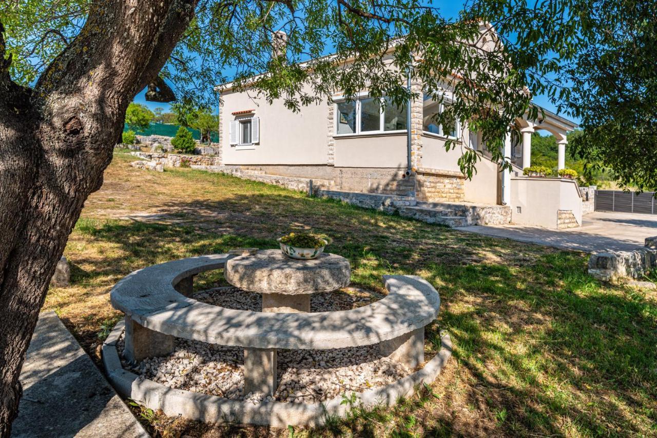 Holiday Home Ante With Beautiful Private Garden Nadin エクステリア 写真