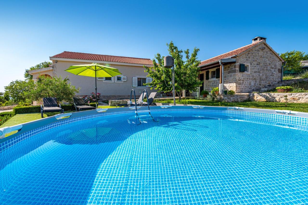 Holiday Home Ante With Beautiful Private Garden Nadin エクステリア 写真