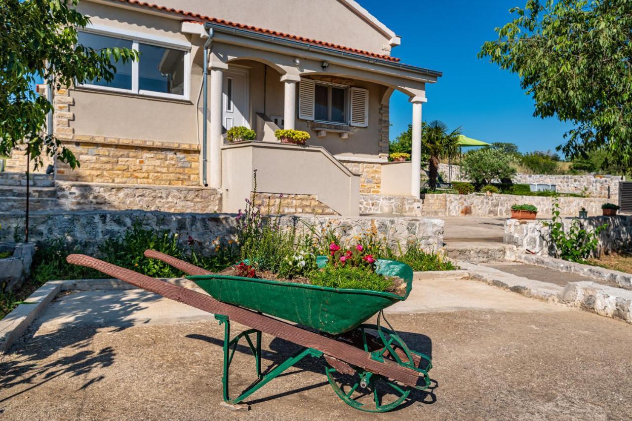 Holiday Home Ante With Beautiful Private Garden Nadin エクステリア 写真