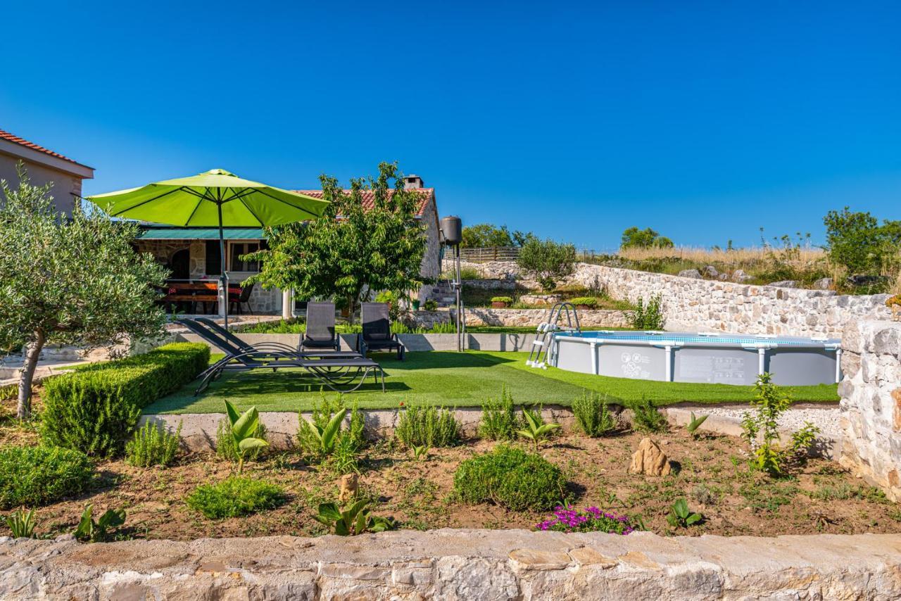 Holiday Home Ante With Beautiful Private Garden Nadin エクステリア 写真