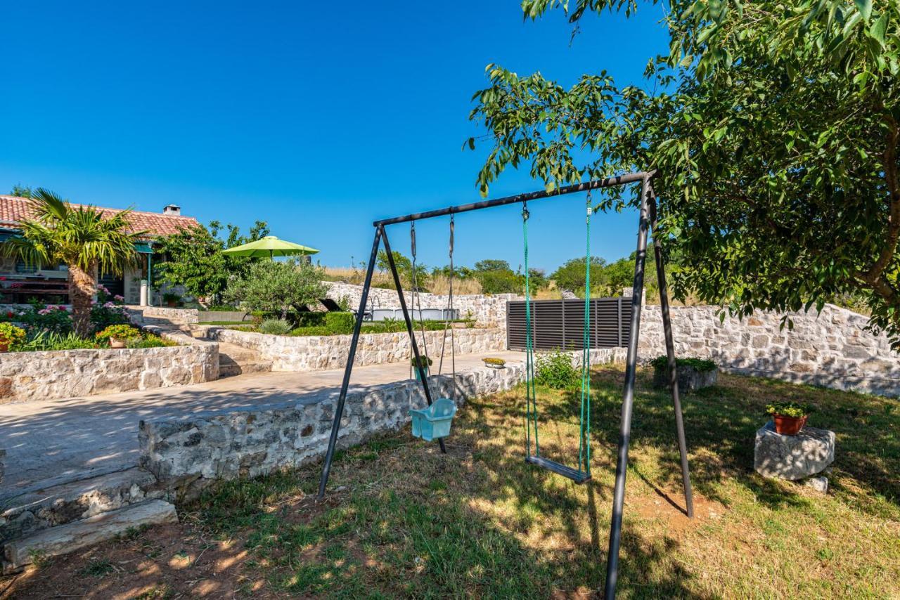 Holiday Home Ante With Beautiful Private Garden Nadin エクステリア 写真