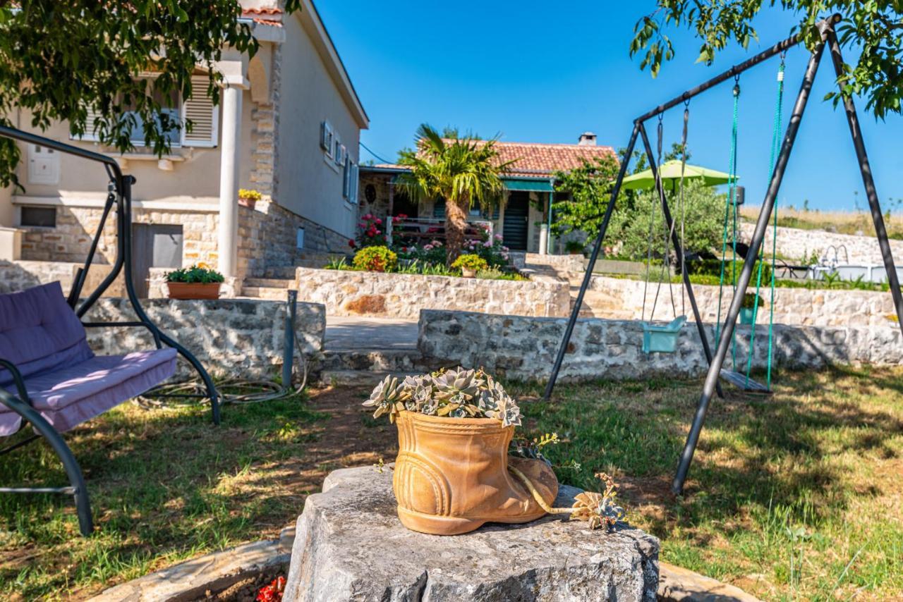 Holiday Home Ante With Beautiful Private Garden Nadin エクステリア 写真