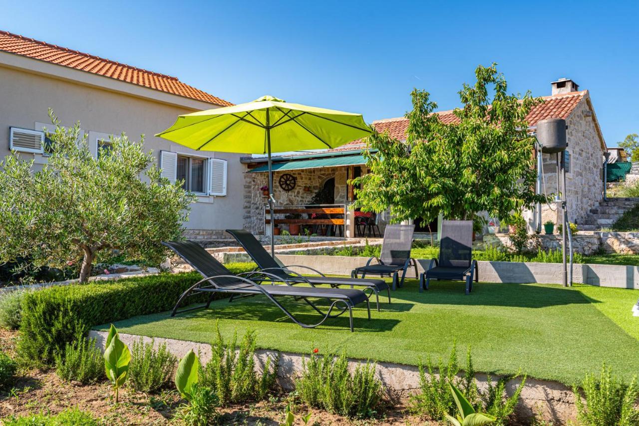 Holiday Home Ante With Beautiful Private Garden Nadin エクステリア 写真