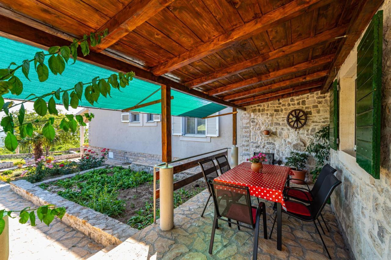 Holiday Home Ante With Beautiful Private Garden Nadin エクステリア 写真