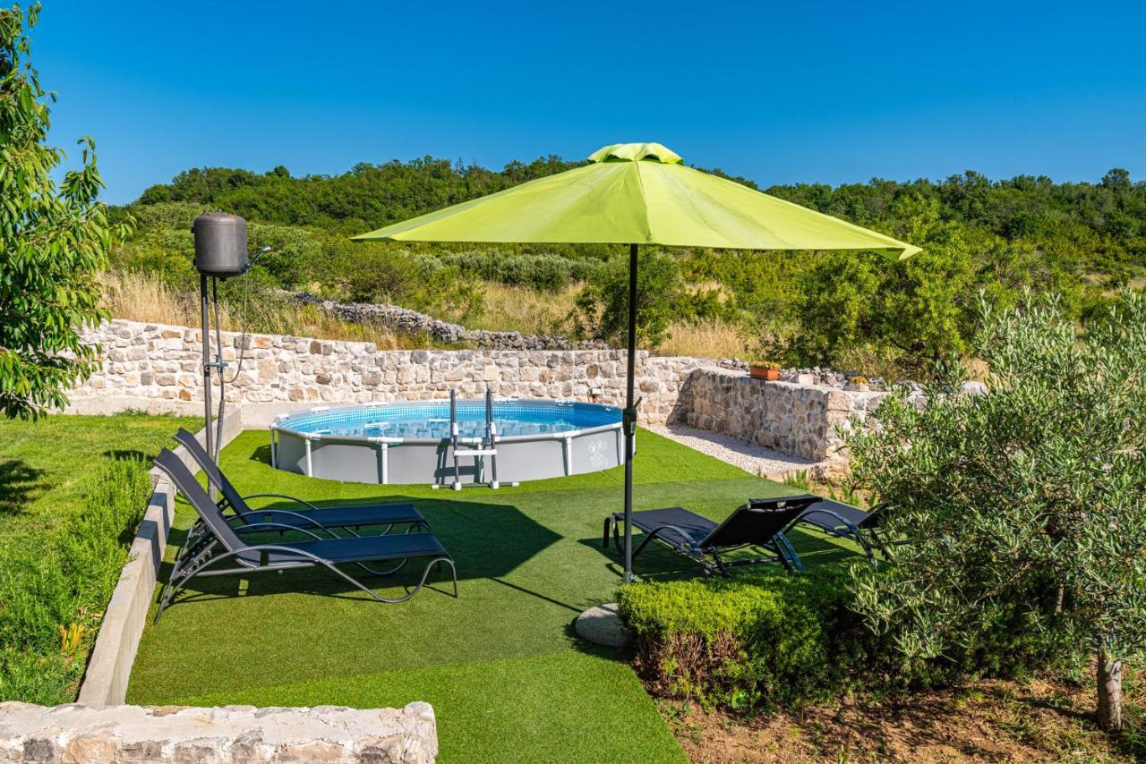 Holiday Home Ante With Beautiful Private Garden Nadin エクステリア 写真
