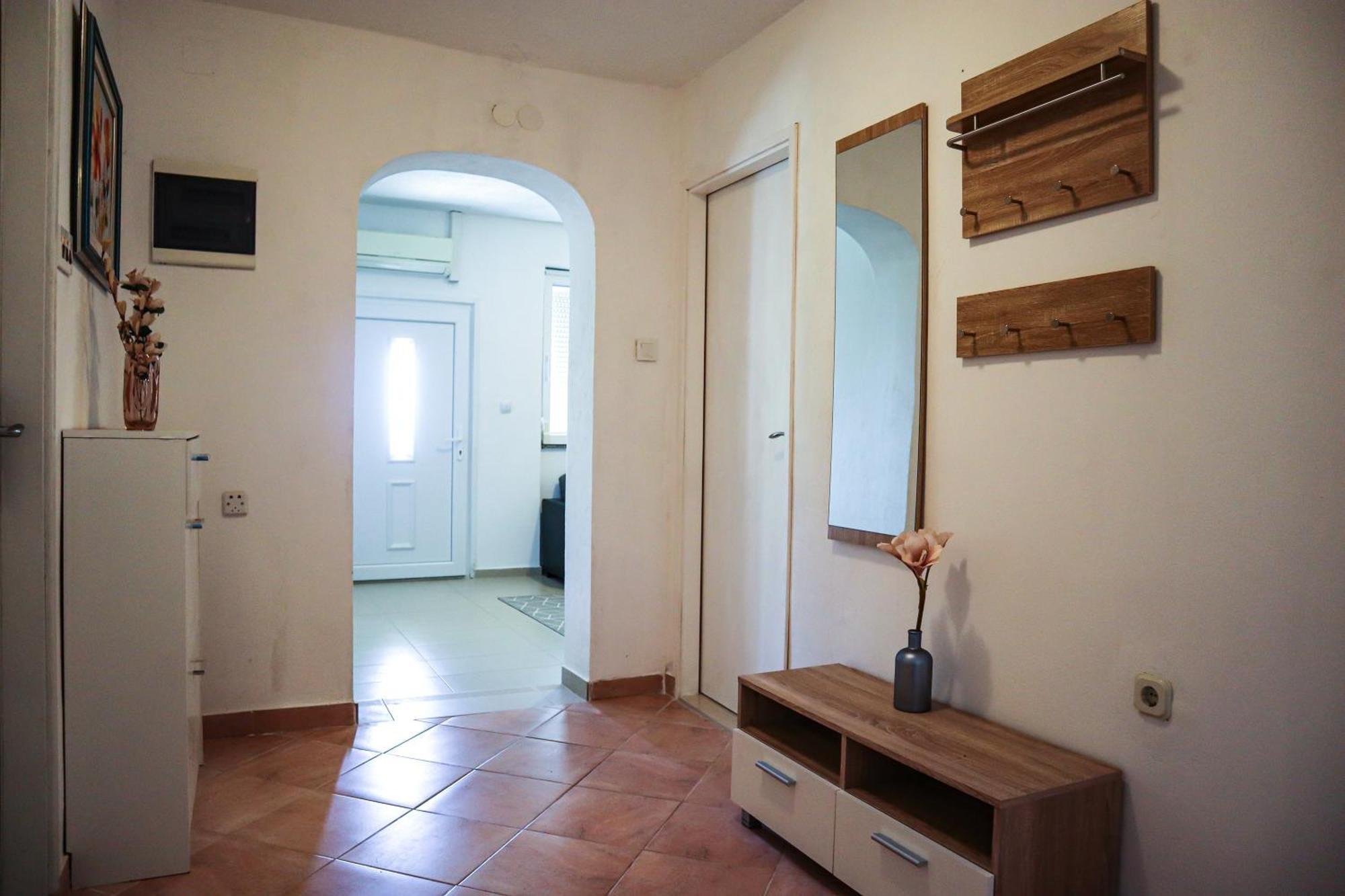 Holiday Home Ante With Beautiful Private Garden Nadin エクステリア 写真