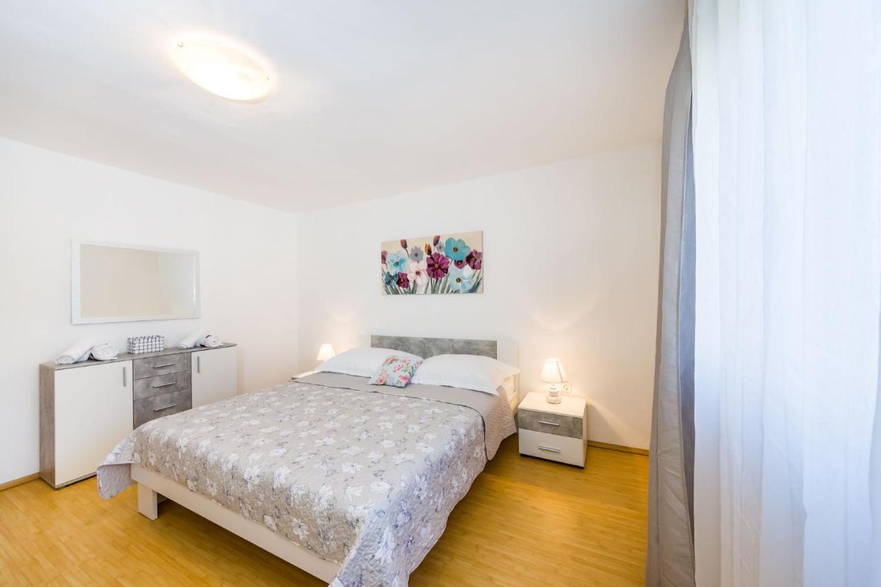 Holiday Home Ante With Beautiful Private Garden Nadin エクステリア 写真