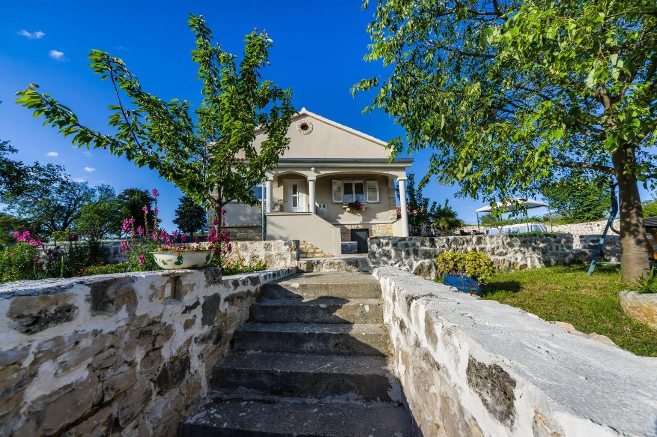 Holiday Home Ante With Beautiful Private Garden Nadin エクステリア 写真