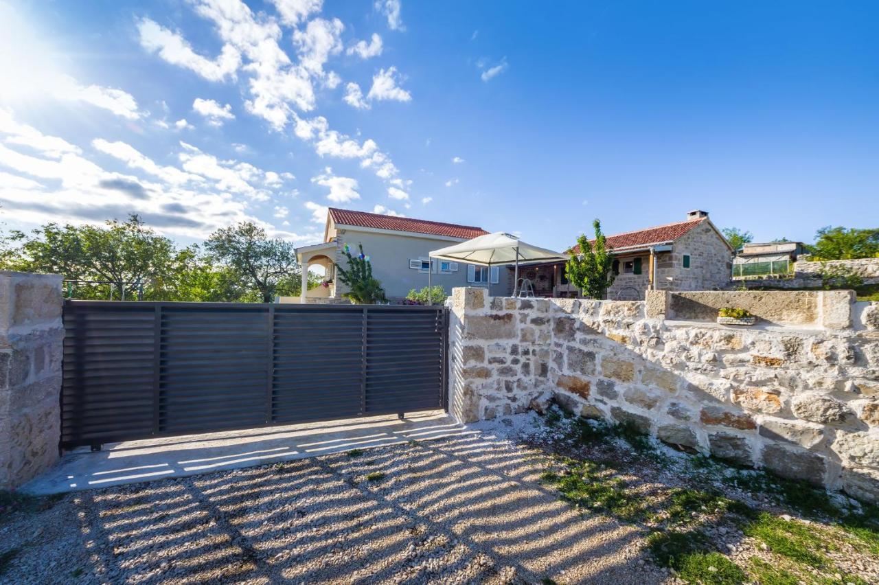 Holiday Home Ante With Beautiful Private Garden Nadin エクステリア 写真