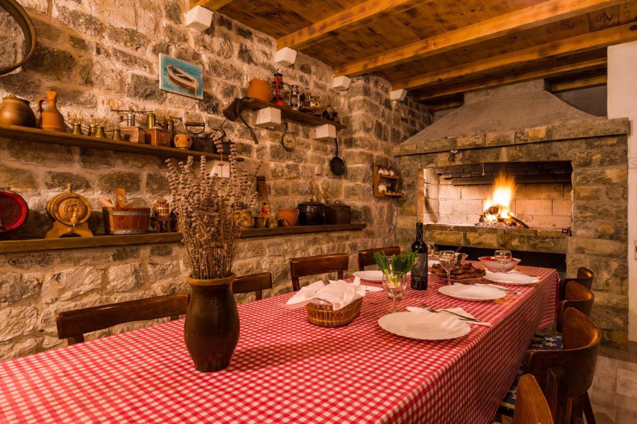 Holiday Home Ante With Beautiful Private Garden Nadin エクステリア 写真