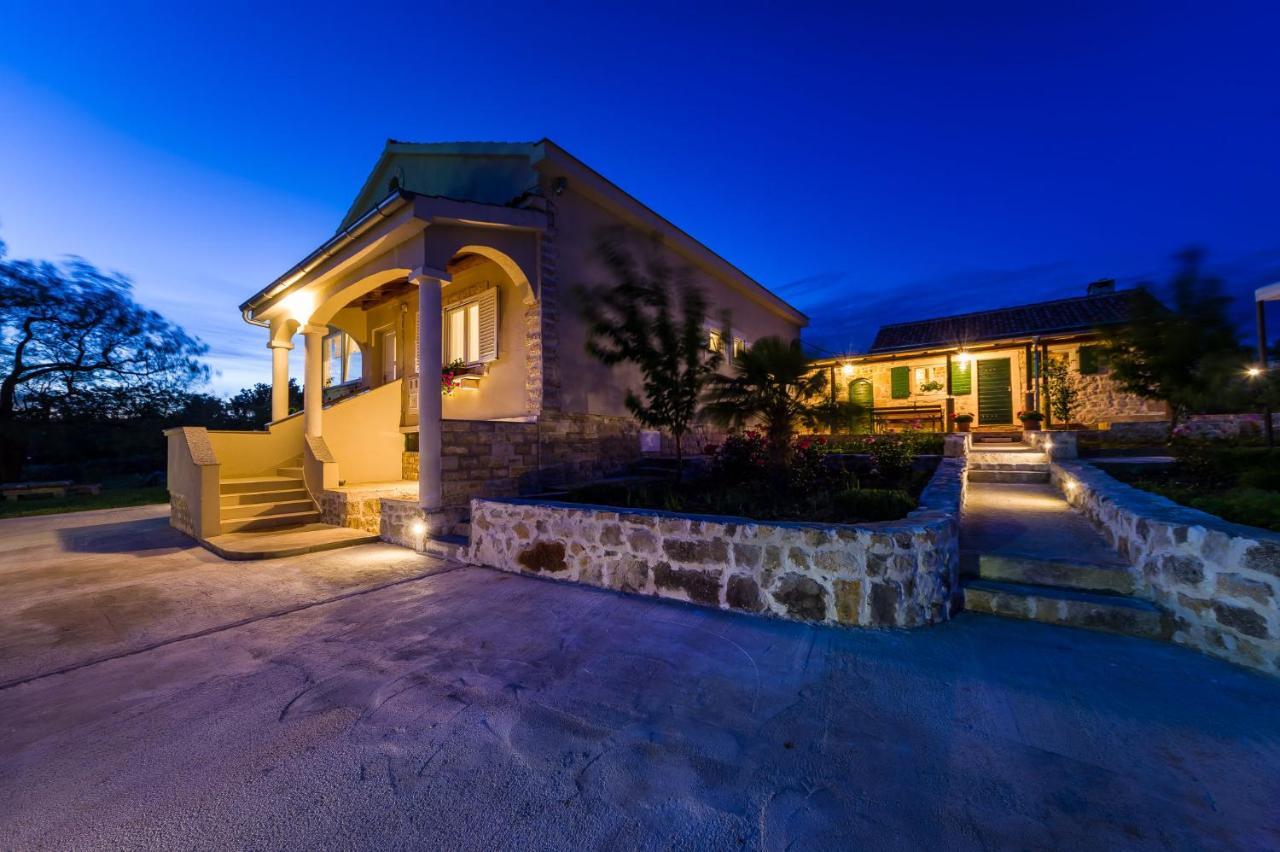 Holiday Home Ante With Beautiful Private Garden Nadin エクステリア 写真