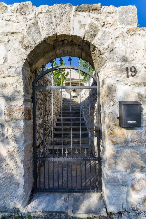 Holiday Home Ante With Beautiful Private Garden Nadin エクステリア 写真