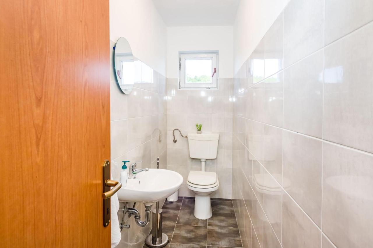 Holiday Home Ante With Beautiful Private Garden Nadin エクステリア 写真