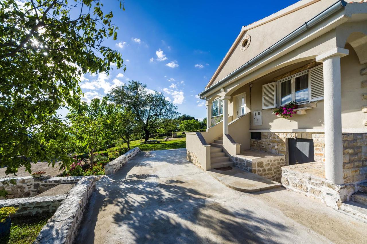 Holiday Home Ante With Beautiful Private Garden Nadin エクステリア 写真
